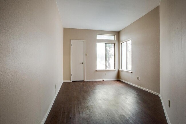 Building Photo - 5550 Spring Valley Rd