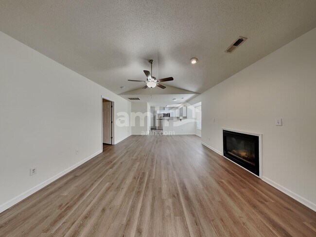 Foto del edificio - 5640 Regent Village Dr