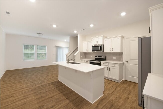 Building Photo - 3BD Townhome Walking Distance to Downtown