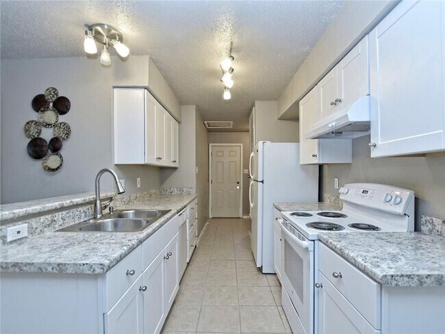 Foto del edificio - 8905 Pineridge Dr