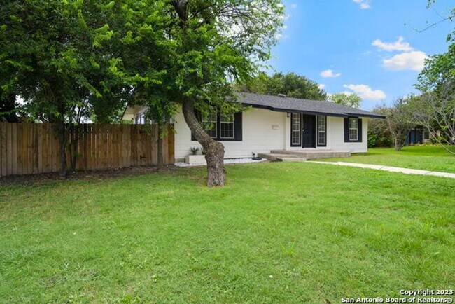 Foto del edificio - Gorgeous home in Terrell Hills neighborhood.