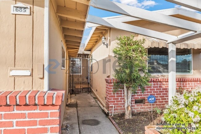 Building Photo - 685 Carmar St