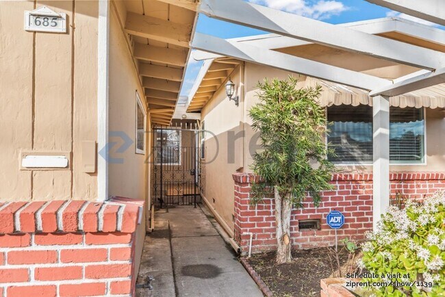 Foto del edificio - 685 Carmar St