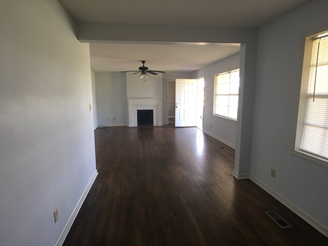 Building Photo - 2 Bedroom 2 Bath at a Great Price