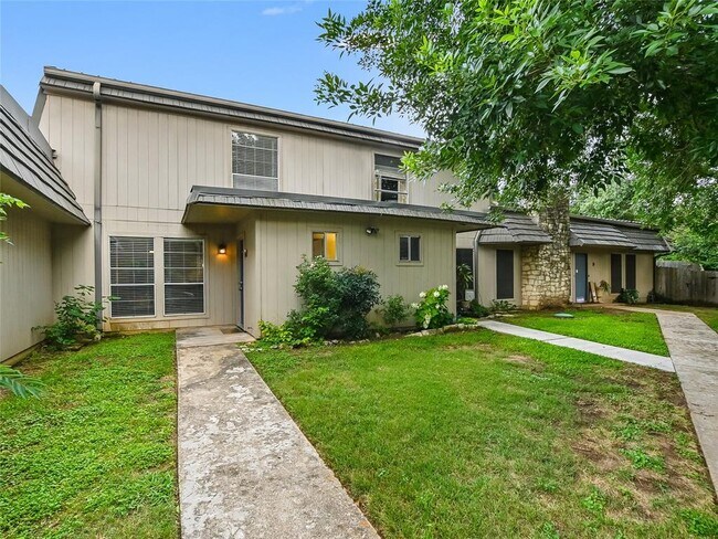 Foto del edificio - 700 Castle Ridge Rd