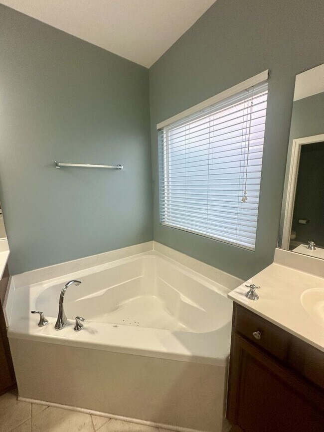 Building Photo - Lovely all brick home on corner lot in des...