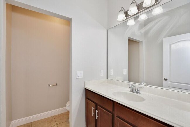 Foto del edificio - Beautiful 3/2.5 Spacious Townhome with a Private Courtyard and a 2 Car Garage in the Desirable Sa...
