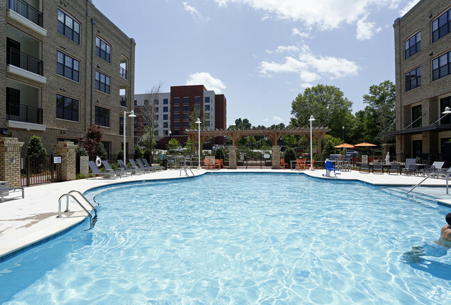 ¡Piscina de agua transparente! - Berkshire Ninth Street