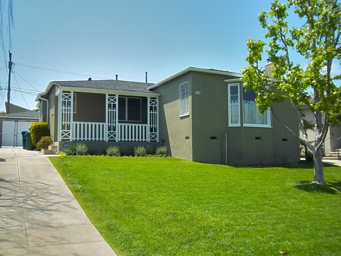 Foto principal - LOVELY 4BD 1,5BA HOME W/Large Backyard