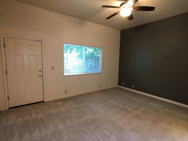 Building Photo - 435 Mission Santa Fe Cir