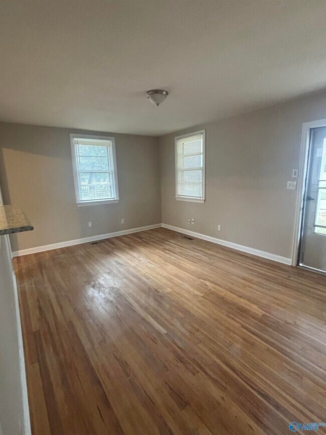 Foto del edificio - 2204 Bide a Wee Dr NE