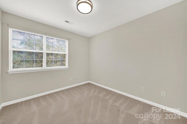 Foto del edificio - 9009 4 Mile Creek Rd