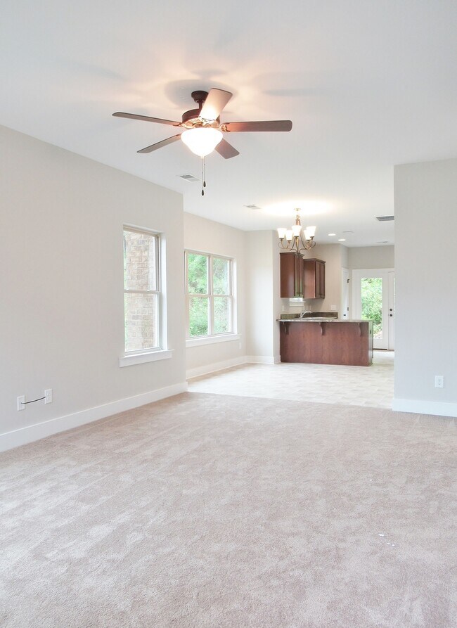 Foto del edificio - Beautiful Town Home with Garage in Chelsea... Available to View Now!!!