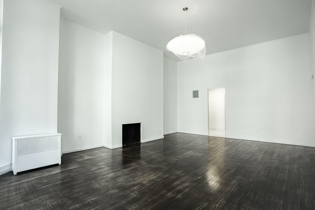 Building Photo - 40 E 68th St