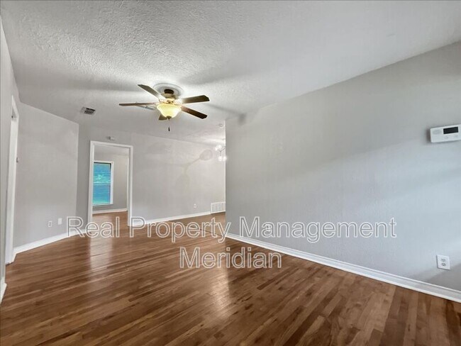 Foto del edificio - 4929 Donnelly Ave