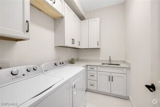 Building Photo - 6851 Lakewood Isle Dr