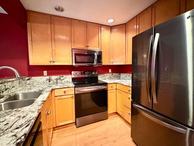 Foto del edificio - In town Kingston, walking distance to the Seattle and Edmonds ferry, main floor condo