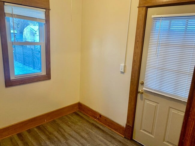 Building Photo - 4 Bedroom, 1.5 Bath Home – North East Gran...