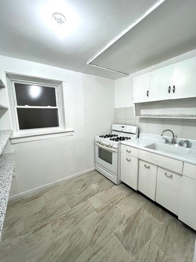 Building Photo - 2312 W 23rd St
