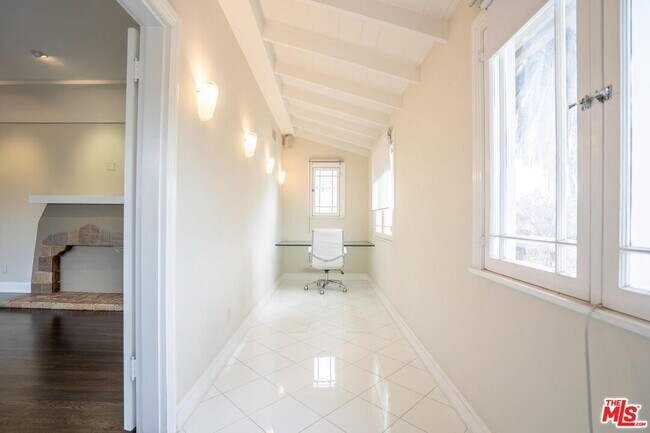 Foto del edificio - 1038 Keniston Ave