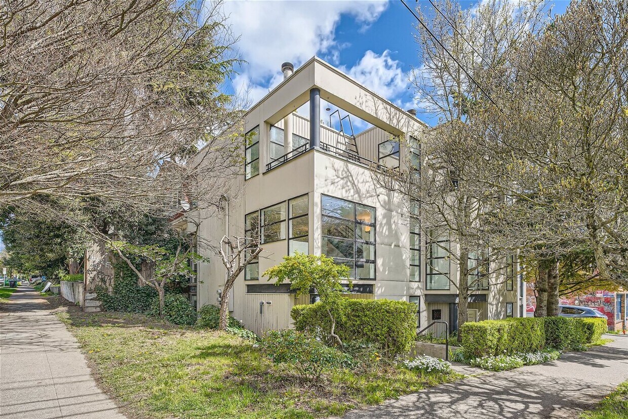 Primary Photo - Modern Townhome in Vibrant University Dist...