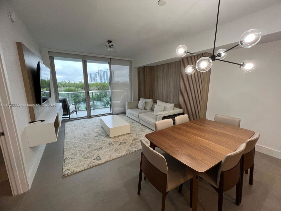 Foto principal - 16385 Biscayne Blvd