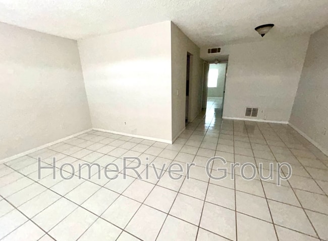 Foto del edificio - 9101 W Hillsborough Ave