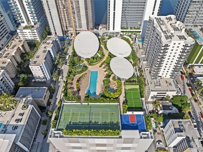 Foto del edificio - 700 NE 24th St