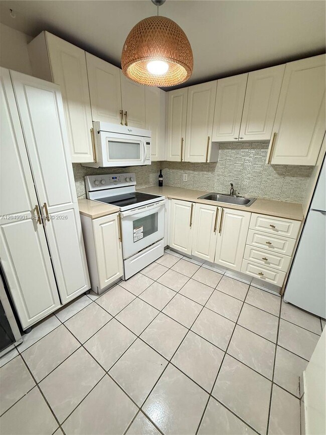 Foto del edificio - 2025 NE 164th St