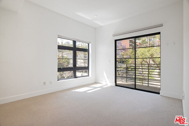 Foto del edificio - 8788 Shoreham Dr