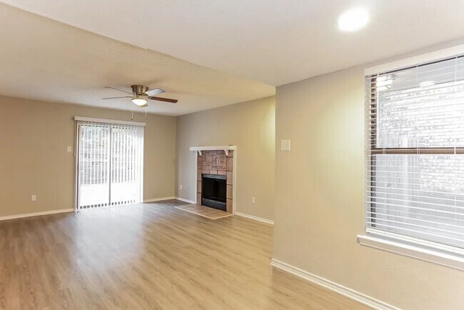 Foto del edificio - 1327 High Ridge Dr