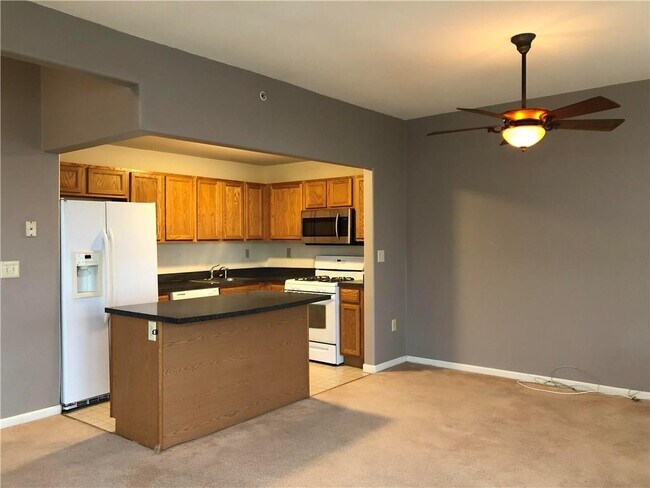 Building Photo - 160 Commodore Cir E