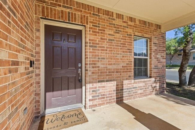 Building Photo - 4 bedroom 3.5 bathroom located in Alamo Ra...