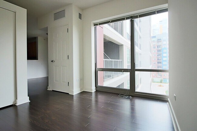 Building Photo - 933 S Clark St
