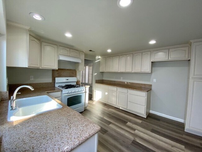 Foto del edificio - 3 Bed 2 Bath in Gated Beach Community-A must see Home