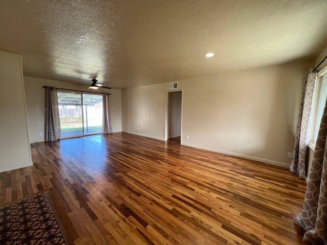 Building Photo - 1280 Pennisue Way