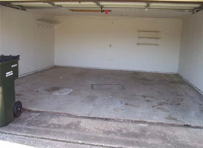 Two Car Garage - 1708 Tree House Lane