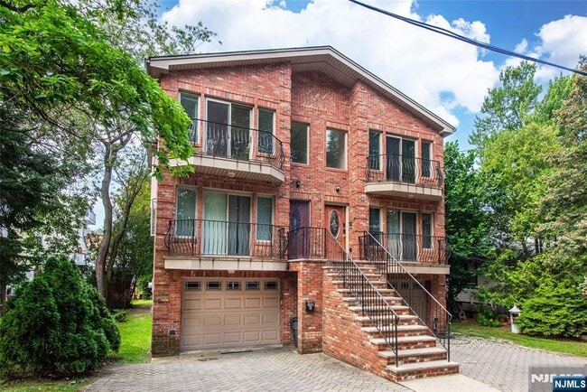 Building Photo - 500 Lewis St