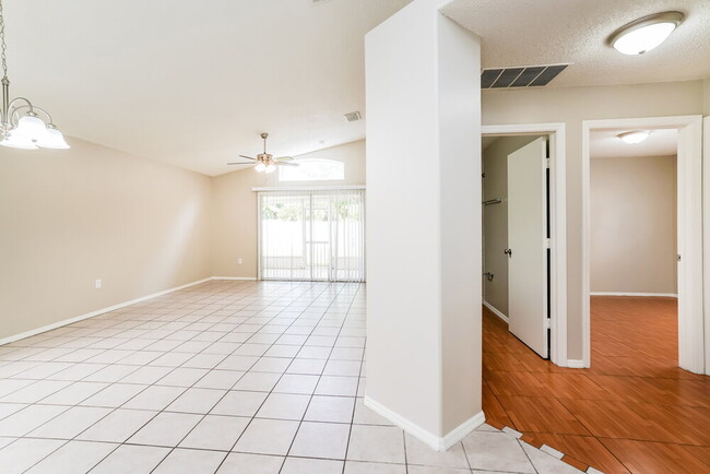 Building Photo - 1227 Heather Lake Dr