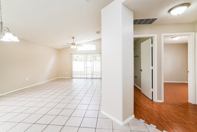 Foto del edificio - 1227 Heather Lake Dr