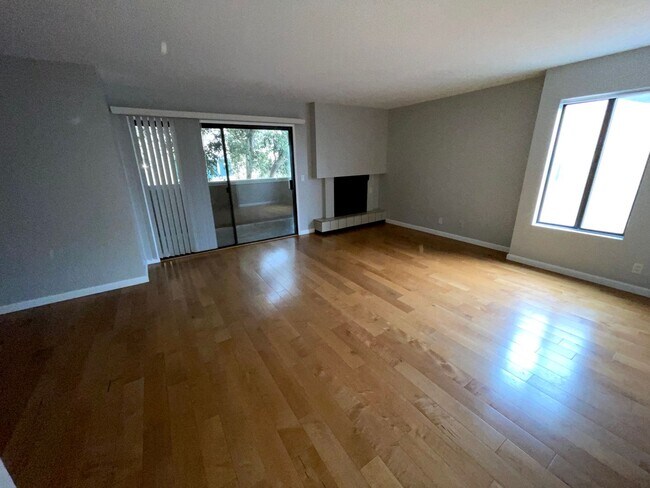 Foto del edificio - $2750 LARGE 2 BEDROOM CONDO NEAR 4TH ST. W/ PARKING