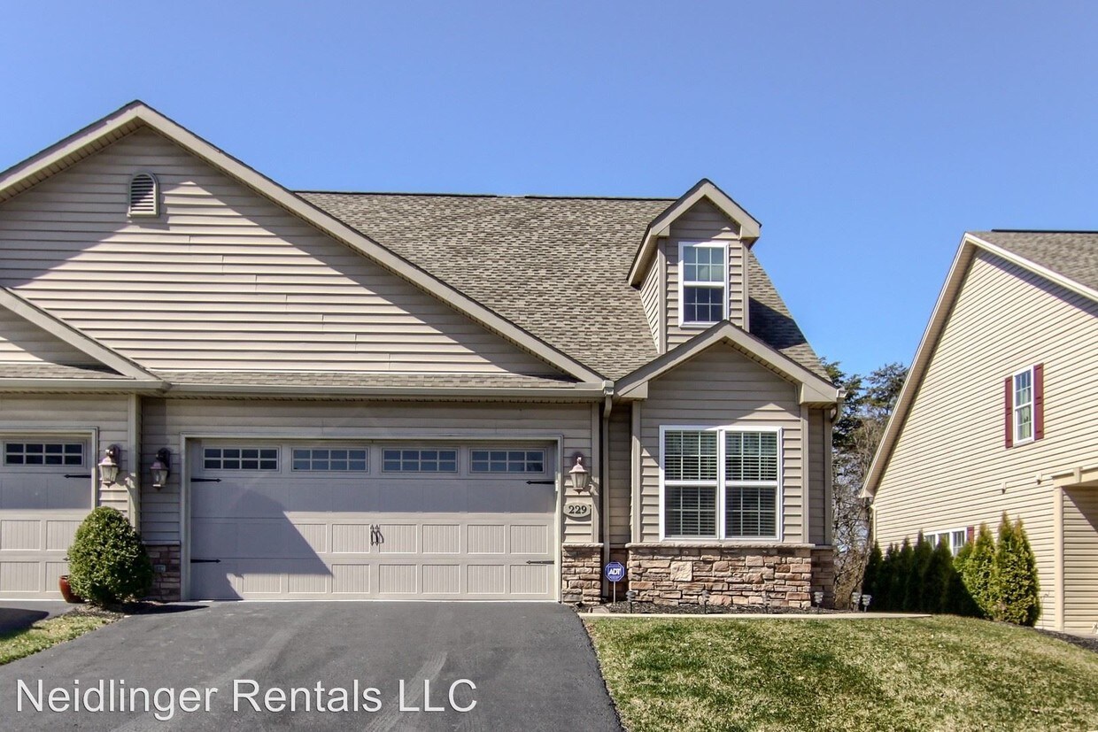 Foto principal - 4 br, 2.5 bath House - 229 West View