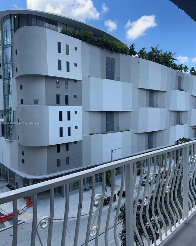 Foto del edificio - 677 NE 24th St