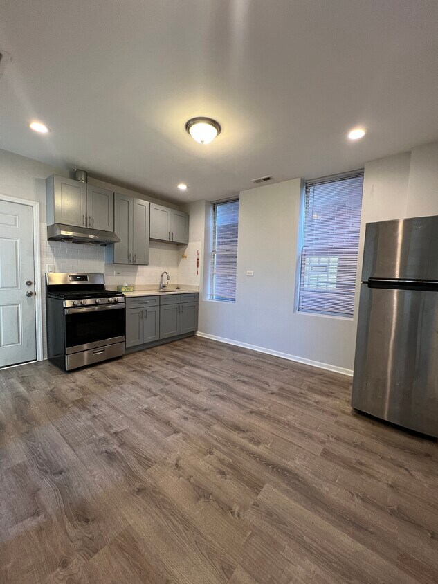 Primary Photo - 250 W 24th St