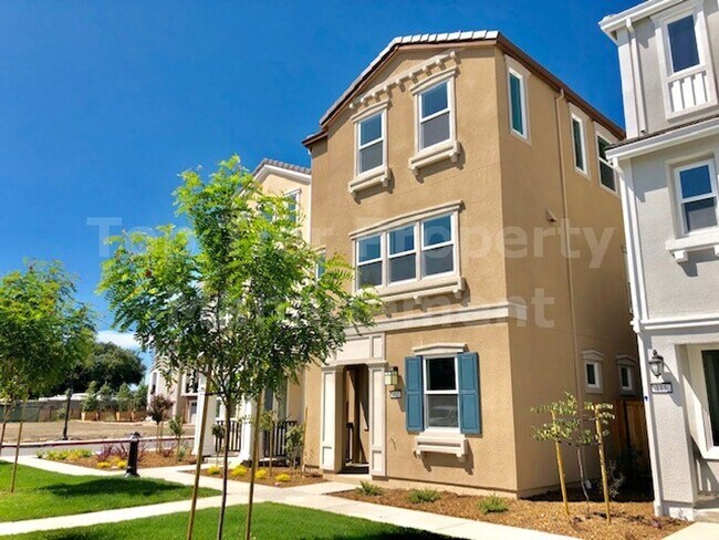 Foto del edificio - Beautiful tri-level 3 Bd/2.5 Ba, 2000 sf single-family house in Pleasant Hill available for lease...