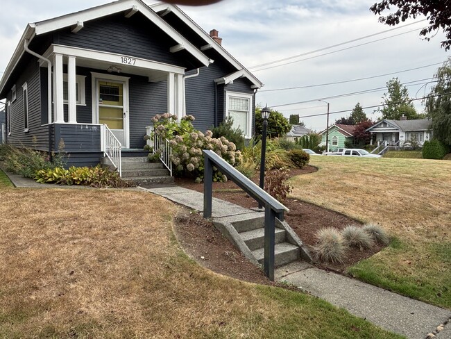 Building Photo - 1827 Baker Ave