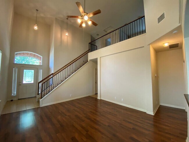 Foto del edificio - 2221 Nestlewood Dr