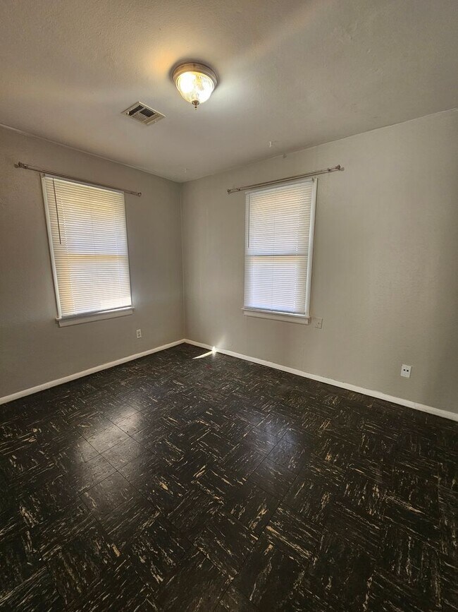 Building Photo - (2) Bed/(1) Bath Duplex! Great Campus Loca...