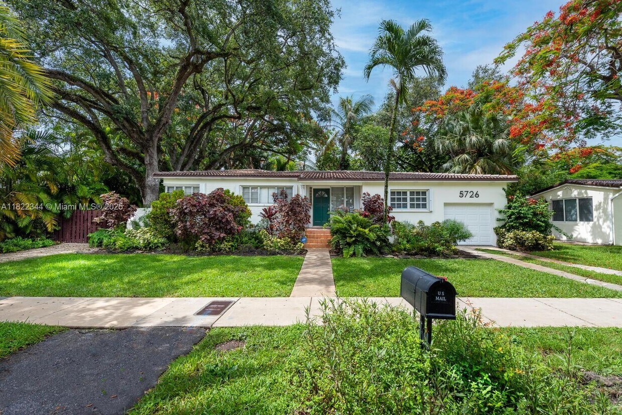 Foto principal - 5726 SW 42nd St
