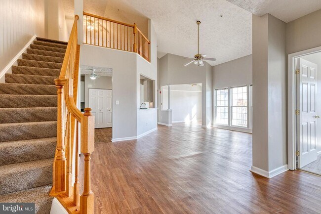 Building Photo - This 2bd 2bth penthouse level condo is in ...